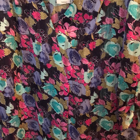 Brand new Chaus New York flower top - Picture 3 of 6